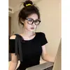 Camiseta preta de manga curta com estampa de bolinhas estilo coreano, de um ombro só, para mulheres, design de verão, modelagem justa, acinturada, top curto sexy de ombro a ombro