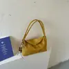 Bolsa de ombro vintage de camurça transfronteiriça para mulheres, novo estilo outono 2026, bolsa de mão nicho descontraída, bolsa de axila para o dia a dia