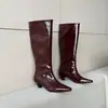 [] Botas de equitação de bico quadrado, cano alto e panturrilha larga 2026 Outono/Inverno Lançamento Ancola Vermelho Couro Patente Salto Gatinho Botas Femininas