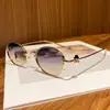 Nuevas gafas de sol retro de montura ovalada, que encarnan una estética "old money" sofisticada y elegante, perfectas para fotografía de street style y que ofrecen protección UV.