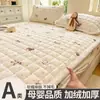 2026 Nuevo Otoño/Invierno Calidez Engrosada Clase A Leche Polar Estampado Acolchado Falda de Cama Juego de Tres Piezas para Hogar Dormitorio Polar