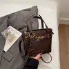 Bolsa de Mão Casual e Bonita Tendência Outono 2025 Nova Bolsa de Ombro Personalizada Textura Simples e Elegante Bolsa Transversal Estilo Balde