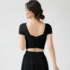 Conjunto de fitness transpirable de malla fina de una pieza con copa fija, manga corta, forro de doble capa, plisado, corte ajustado