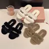 Pantuflas de peluche de suela plana con hebilla de metal para mujer, nuevas sandalias de felpa de otoño e invierno, pantuflas de algodón extremadamente elegantes y de alta gama