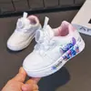 2026 Novos Sapatos Infantis de Primavera/Outono para Meninos e Meninas, Tênis Casuais Infantis com Desenhos, Cano Baixo, Sapatos Brancos, Tênis Esportivos Simples