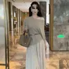Conjunto de verano de moda hecho a medida: conjunto de top asimétrico de hombros descubiertos y falda de estilo francés nuevo y moderno
