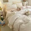 Conjunto de Cuatro Piezas de Felpa de Leche Estampada Cálida para Otoño e Invierno Estilo Coreano Encaje Grande Funda Nórdica Engrosada de Doble Cara Sábana Bajera Faldón de Cama