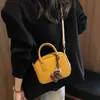 Bolsa de tecido vintage de nicho de alta qualidade para mulheres, nova bolsa transversal versátil de outono de 2026, bolsa almofada de mão super popular