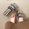 Zapatillas de moda nuevas con tacón grueso, diseño de una tira, peludas, con cierre de hebilla, punta cuadrada, tacón medio, punta abierta, metálicas, tela 2026
