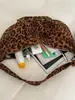 Bolsa de albóndiga casual retro con estampado de leopardo para mujer, nuevo bolso de hombro de gamuza para otoño e invierno 2026, bolso cruzado de gran capacidad para el día a día