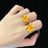 2025 Nuevo Anillo de Flor Pequeña Color Arena Dorada Diseño de Nicho para Mujer Anillo de Flor Abierta Dulce Suministro en Vivo
