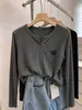 Camiseta chic de manga larga estilo coreano con diseño de botones para mujer, estilo casual de nicho para el día a día, top básico de moda y versátil