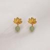 Pendientes de loto de jade de Hotan para mujer, estilo de Año Nuevo, moda nacional, exquisito estilo étnico, vintage Hanfu, pequeños pendientes de loto de piedra redonda.