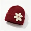 Gorro de lana floral tridimensional, gorro de punto moderno y versátil, gorro cálido y protector para los oídos para otoño e invierno, gorro fresco y dulce para mujer