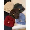 Chapéu de Lã Bordado de Urso Vermelho Fofo para Mulheres no Outono e Inverno Chapéu Quente Espessado para o Frio com Circunferência de Cabeça Grande e Rosto Pequeno Chapéu de Tricô