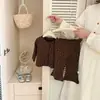 Conjunto de algodón para niña colección primavera y otoño 2026: conjunto de tres piezas para bebé: cárdigan con estampado floral, top de tirantes y pantalones acampanados