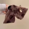 Presilha de Cabelo Triângulo de Pelúcia com Bolinhas Suave para Mulheres, Estilo de Alta Qualidade, Novo Acessório de Cabelo Tipo Pinça de Tubarão Outono/Inverno 2026