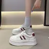 Zapatillas blancas de punta redonda con suela gruesa para mujer, nueva moda otoño 2026, zapatillas deportivas casual versátiles, zapatillas para estudiantes