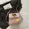 Nova mochila infantil de estudante três em um em couro fosco estilo coreano com ursinho de pelúcia: bolsa de ombro, bolsa transversal e mochila para meninas