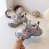 Zapatos de papá para niños de fábrica, zapatos de suela blanda para primavera y otoño para niños mayores, zapatos de moda 2026, zapatillas deportivas transpirables de malla para niños y niñas