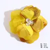 Nueva colección de broches de flor de acrílico con diseño vintage, borlas de camelia, accesorios para mujer, joyería transfronteriza al por mayor