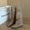 Botas de cano alto retrô com fivela de cinto, botas de cowboy femininas de bico fino com salto grosso, não estilo Western, botas de cavaleiro com babados, afinadoras e plissadas