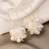 Pendientes de Bola de Flor Larga Explosivos de AliExpress Hebilla Geométrica de Oreja con Pétalos de Perla Blanca de Alta Gama Accesorios para Orejas de Lujo Ligero para Mujeres