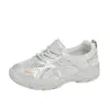 Zapatillas Blancas para Mujer 2026 Verano Nuevas Versión Coreana Estilo Ins para Estudiantes Femeninas Deportivas Casual Versátiles Zapatos de Skate Estilo Urbano KT023
