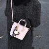 2025 Novas Bolsas para Mulheres, Trendyy Fashion Pequenas Bolsas Quadradas, Pingentes de Pelúcia Populares, Bolsas Crossbody de Um Ombro, Bolsas de Alta Qualidade