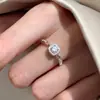 Anel de corrente quadrado com diamantes cintilantes para mulheres, um anel ajustável luxuoso e de alta qualidade, perfeito como presente de noivado ou casamento, e uma escolha moderna