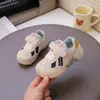 Zapatos para caminar para bebé con velcro, zapatillas de entrenamiento alemanas de suela blanda, zapatos infantiles de malla transpirable, zapatillas antideslizantes para bebé, modernos para niños y niñas