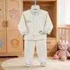 Coleção Outono 2026 Terno de Veludo Macio para Bebê com Gola Alta Estilo Desenho Conjunto de Roupas de Outono para Bebê Recém-nascido Tamanhos Atacado 66~80