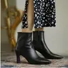 Botas Femininas Roupa Externa 2025 Outono e Inverno Novas Botas Curtas Bico Fino Salto Alto Salto Grosso Botas Pequenas Slim