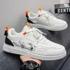 Tênis casuais de couro respirável novos para primavera e outono masculinos, sapatos brancos versáteis, tênis esportivos casuais para estudantes