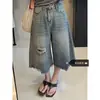 Jeans rectos para mujer de estilo americano con diseño deshilachado de borde crudo, nuevos pantalones cortos cropped vintage desgastados de verano.