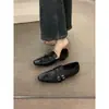 Mocasines de punta afilada de moda de alta gama de nicho para mujer, estilo otoño 2025 para la noche, tacón grueso, zapatos casuales de cuero