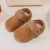 Sandálias Birkenstock para meninas, nova coleção primavera/outono 2026, sapatos casuais retrô de princesa, com sola macia, sapatos pequenos de couro versáteis para meninas
