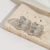 Aretes multicapa simples de lujo ligero de venta caliente en Europa y Estados Unidos, nicho, tendencia viento frío, literarios, retro, personalidad, joyería para mujer