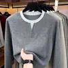 Moletom Masculino Gola Henry Dois em Um, Novo Estilo Outono 2026, Acabamento em Contraste de Cores, Camiseta de Manga Longa Tricotada de Cor Sólida