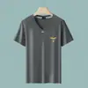 Camiseta de manga corta de marca de moda de verano 2025 para hombre, ropa con cuello en V grueso y media manga transpirable y atractiva.