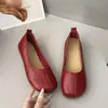 Nova Coleção Primavera e Outono 2026: Sapatilhas baixas de couro macio cor creme, bico fino, sapatos slip-on estilo retrô com bico dividido, sapatos de moda ultrassuaves