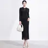 Conjunto de ropa para mujer: Camiseta top retro a la moda de estilo chino con cierre de botones y falda bodycon con borlas, conjunto de otoño estilo Issey Miyake