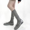 Calcetines de primavera y otoño de la serie Miu con costuras verticales, para mujer, adelgazantes, de color liso, con borde de madera en las orejas, de tubo medio a juego, en gris.
