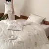 Conjunto Romântico Francês de Algodão Escovado 100S Quatro Peças Flores Pequenas Bordado em Toalha Acabamento em Renda Capa de Edredom Quente para Outono e Inverno