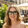 Moda Europea y Americana 2026 Nuevo Estilo Gafas de Sol Cuadradas con Tachuelas Estilo Callejero Versátiles de Moda Gafas de Sol de Personalidad para Mujer