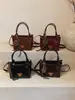 Bolso Pequeño Retro para Mujer 2025 Invierno Nuevo Estilo Versátil Bolso de Hombro Cruzado Bolso de Mano Exquisito Bolso Cubo Venta al por Mayor
