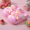 Nuevas pantuflas cerradas luminosas Coolomi para niñas, zuecos de verano para niños, sandalias suaves antideslizantes para bebés que se iluminan
