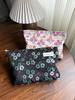 Ins Bolsa Cosmética Pequeña Flor de Ciruelo Flor Negra Portátil Gran Capacidad Bolsa de Almacenamiento para Cuidado de la Piel Viaje Lona Bolsa de Aseo