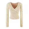 Conjunto de Dos Piezas para Mujer: Top Blanco de Encaje con Cuello en V y Mangas Largas, Corte Ajustado; Falda Corta Ajustada al Cuerpo, de Tiro Bajo, Estilo 'Hot Girl' para Primavera