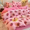Juego de ropa de cama de cuatro piezas de terciopelo de leche engrosado de grado A con estampados de dibujos animados, que incluye una funda de edredón y una sábana bajera, adecuado para otoño e invierno, y diseñado para dormitorios estudiantiles
